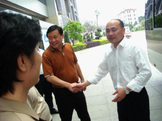 省人大常委會委員、省人大常委會教科文衛(wèi)工委主任宋閩旺與醫(yī)院董事長林玉盛握手